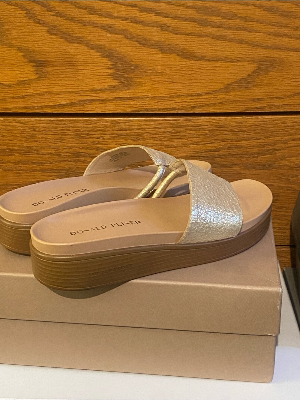 Donald J. Pliner Metallic Gold Wedge Thong Sandals Sz 8 - Picture 6 of 8